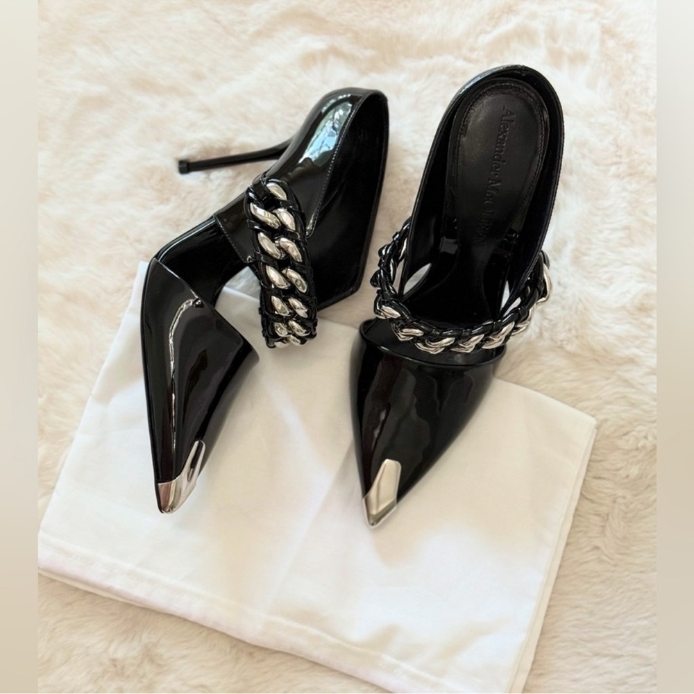 Alexander McQueen Black Heels with Silver Chain
